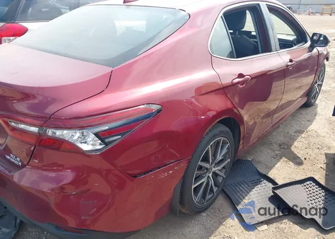 2021 Toyota Camry Xle Hybrid z USA, uszkodzony, nr VIN 4T1F31AK2MU548471